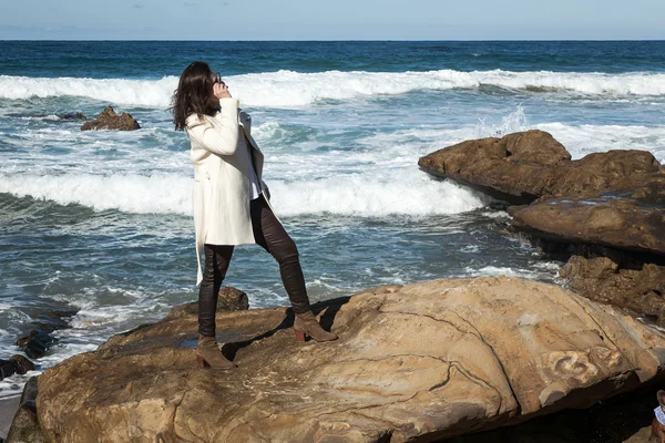 Attraktive Frau posiert am Strand — Stockfoto