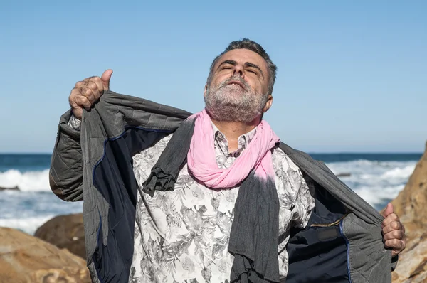 Homem barbudo atraente no litoral — Fotografia de Stock