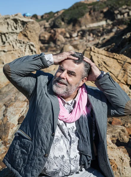 Homem posando na montanha — Fotografia de Stock