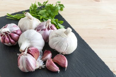 Maydanoz ile mor sarımsak kompozisyon 