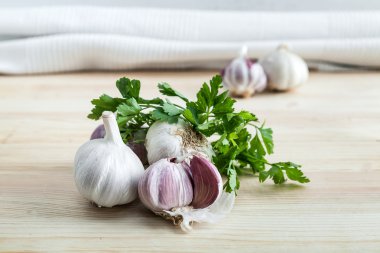 Maydanoz ile mor sarımsak kompozisyon 