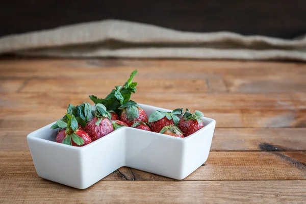 Vackra jordgubbar på trä bordet — Stockfoto
