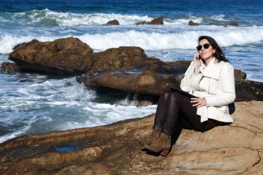 Evet deniz kıyısı üzerinde çekici kadın