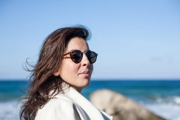 Mujer atractiva posando en la orilla del mar —  Fotos de Stock