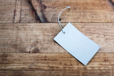 Gri etiketi dize ile bağlı. Fiyat etiketi