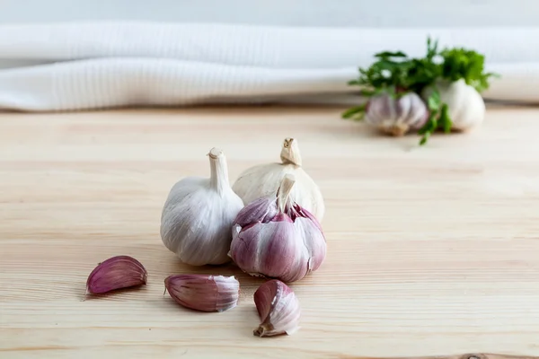 Samenstelling van paarse knoflook met peterselie — Stockfoto