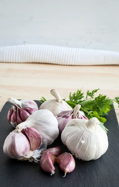 Composition of purple garlic with parsley — Stock Photo, Image