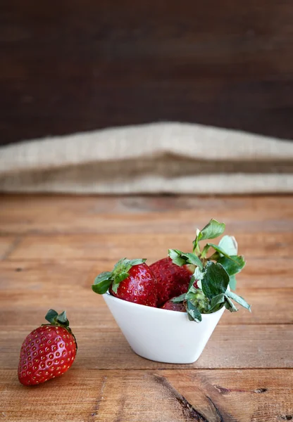 나무 테이블에 아름 다운 딸기 — 스톡 사진