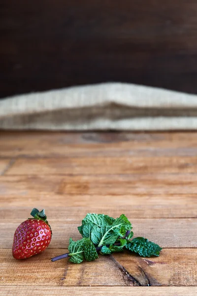 Schöne Erdbeeren auf dem Holztisch — Stockfoto