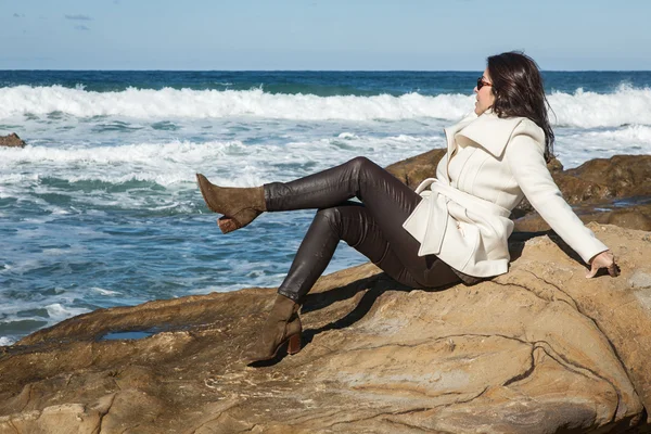 Mujer atractiva en la orilla del mar posando — Foto de Stock