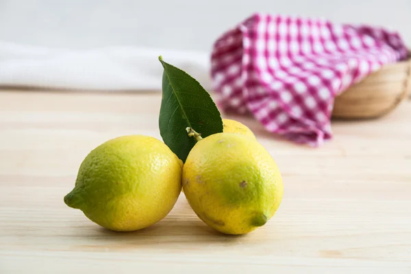 Zitronen auf Holztisch — Stockfoto