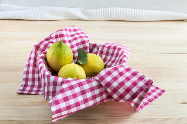 Лимони на дерев'яному столі — стокове фото