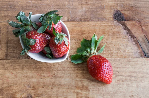 Belos morangos na mesa de madeira — Fotografia de Stock