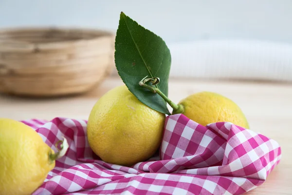 Zitronen auf Holztisch — Stockfoto