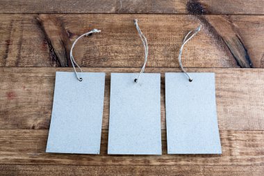 Gri etiketi dize ile bağlı. Fiyat etiketi