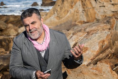 Çekici adam telefonda konuşurken deniz kenarı sakallı