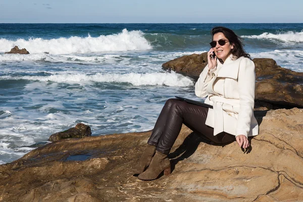 Atrakcyjna kobieta na pobrzeże rozmawia przez telefon — Zdjęcie stockowe