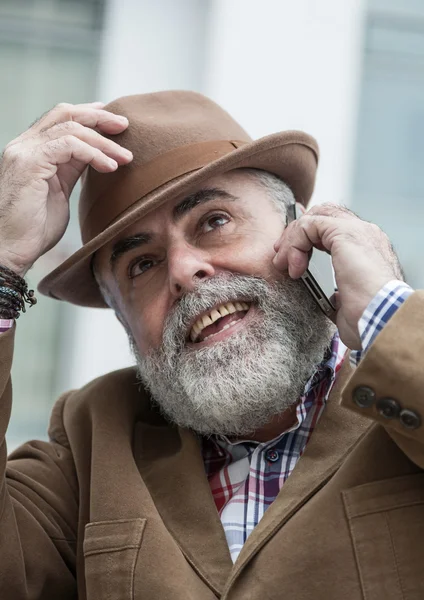 Velho atraente com barba e chapéu — Fotografia de Stock