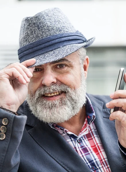 Atraktivní starý muž s kloboukem a vousy — Stock fotografie