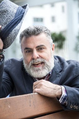 Çekici yaşlı adam sakallı ve şapka ile