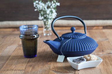 Çin çaydanlık çiçek ve kek ile