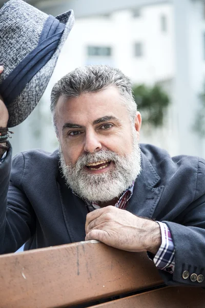 Velho atraente com barba e chapéu — Fotografia de Stock