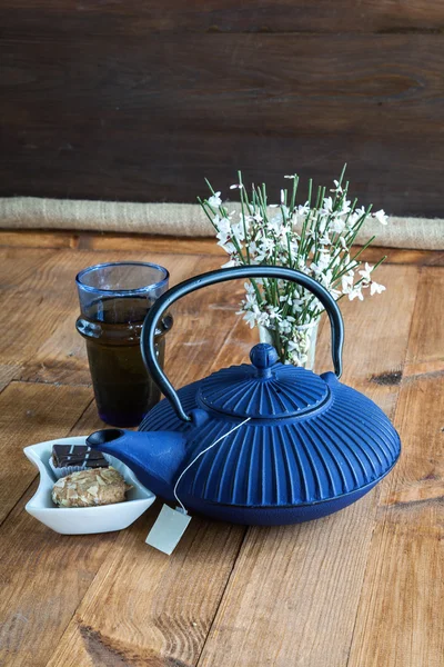 China teapot with flowers and cakes — Stock Photo, Image