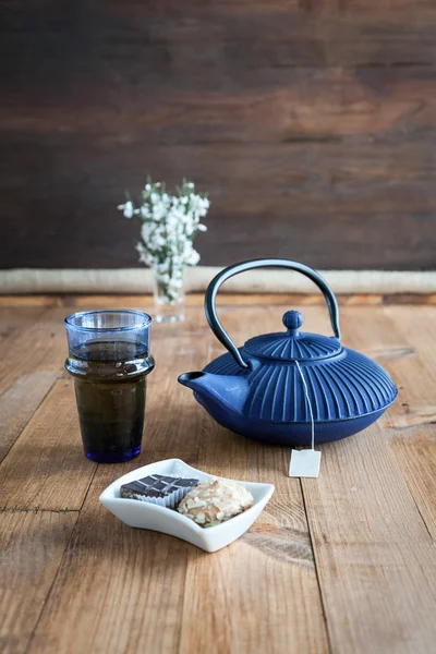 China teapot with flowers and cakes — Stock Photo, Image