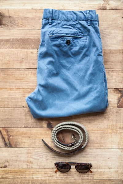 Комплект различной одежды и аксессуаров для мужчин — стоковое фото