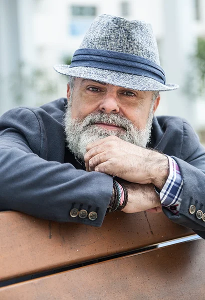 Çekici yaşlı adam sakallı ve şapka ile