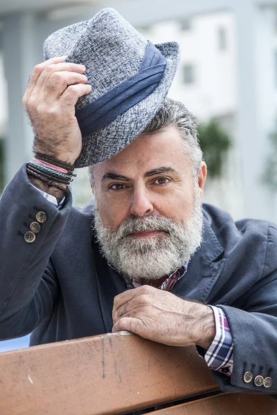 Velho atraente com barba e chapéu — Fotografia de Stock