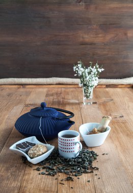 Çin çaydanlık çiçek ve kek ile