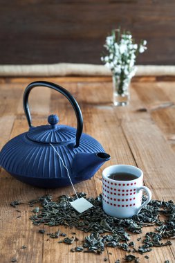 Çin çaydanlık çiçek ve kek ile