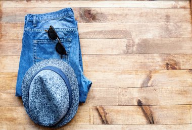 Pantolon şapka ve güneş gözlüğü 