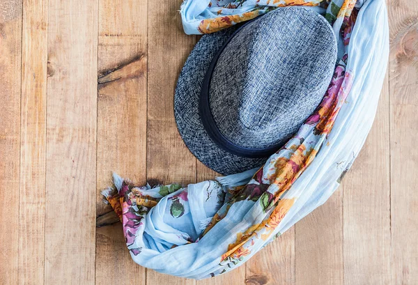 Foulard and hat on wooden — Stock Photo, Image