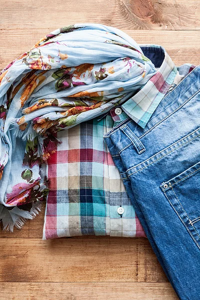 Hose Hemd und Schal auf Holzbrett — Stockfoto