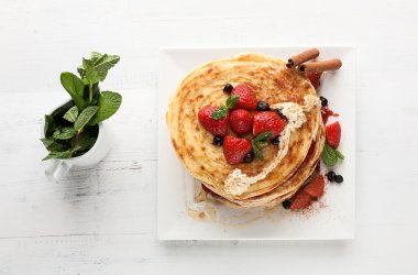 Beyaz tabak ahududu çilek blueb ile krep tam