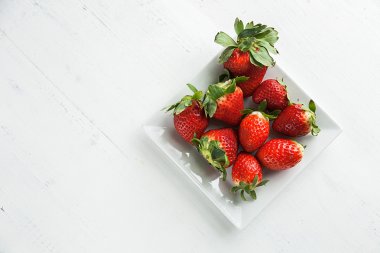 Ahşap masa üzerinde güzel çilek 