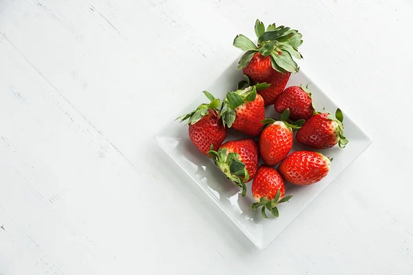 Mooie aardbeien op de houten tafel — Stockfoto