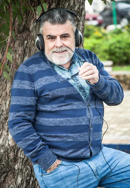 Homem com barba a ouvir música — Fotografia de Stock