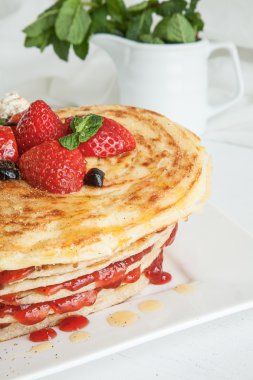 Beyaz tabak ahududu çilek blueb ile krep tam