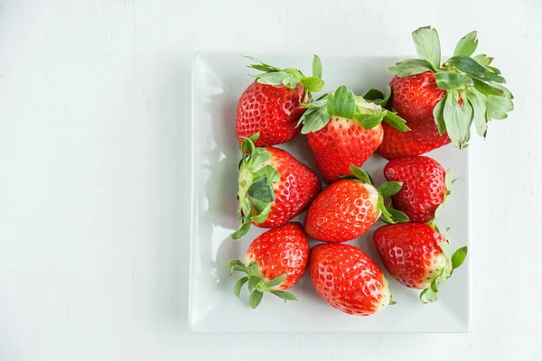 Schöne Erdbeeren auf dem Holztisch — Stockfoto