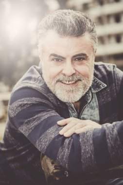Sakallı çekici yaşlı adam 