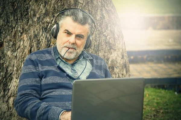 Homem com barba a ouvir música — Fotografia de Stock