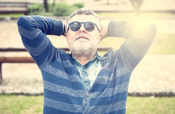 Sakal ve güneş gözlüğü ile çekici yaşlı adam