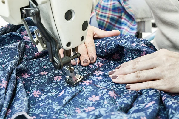 Industrial sewing machines with sewing machine operator — Stock Photo, Image