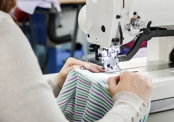 Endüstriyel Dikiş makineleri dikiş makinesi operatörü ile