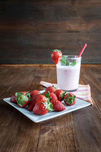 Fresh strawberry milkshake — Stock Photo, Image