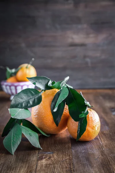 Naranjas frescas sobre mesa de madera — Foto de Stock