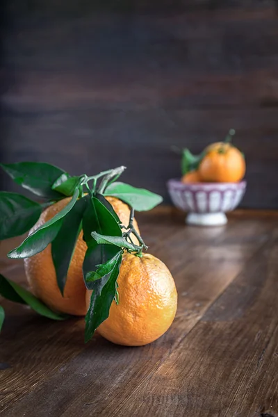 Naranjas frescas sobre mesa de madera — Foto de Stock